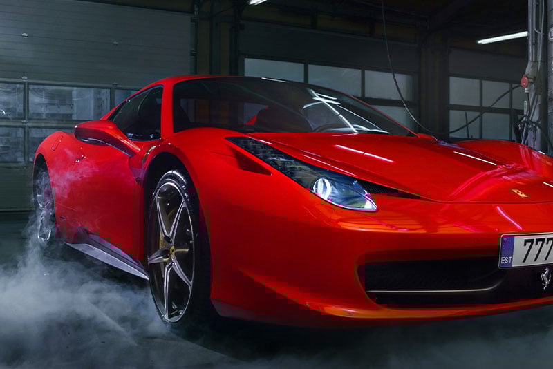 maximizar_afiliación_característica_del_blog 1 Coche deportivo en garaje