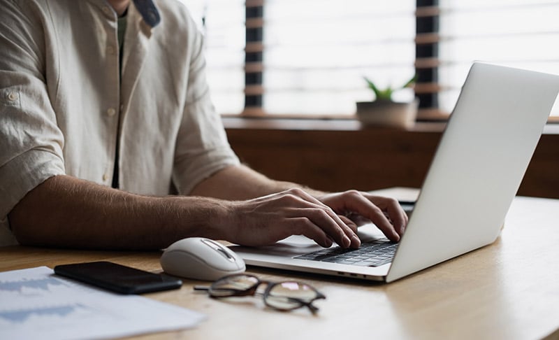 Man using computer with glasses and mouse