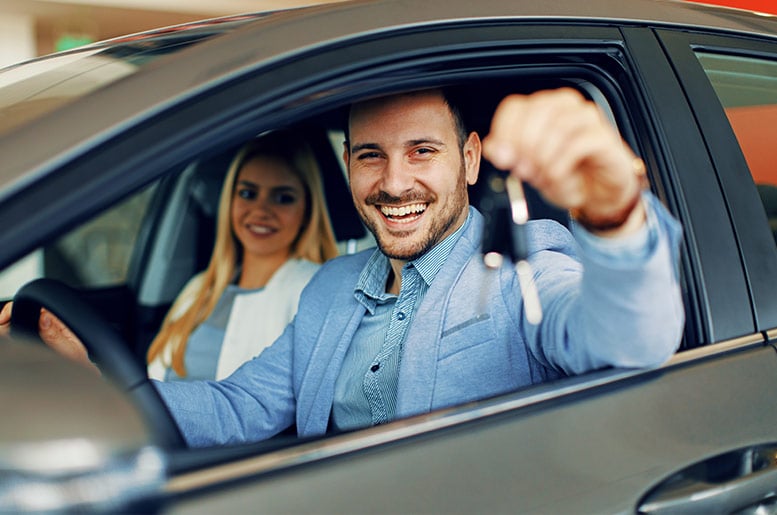 Hombre y mujer sentados en un coche